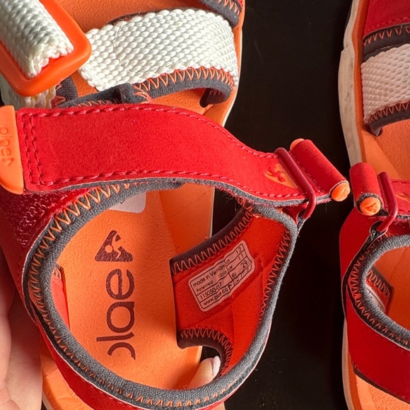 PLAE Kids Vibrant Sandals - Picture 2 of 4